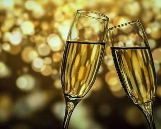 Mit Champagner auf das neue Jahr anstossen