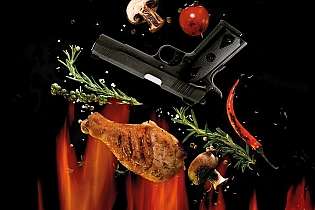 Eine Pistole und Gemüse werden über den Flammen gegrillt