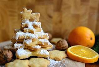 Süsse Kekse schön aufgeschichtet mit feiner Orange