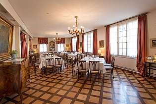 Romantiksaal Festlich eingedeckte Tische