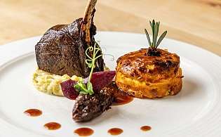 Saftiges Hirschrack mit Wirzgemüse und Kartoffelküchlein