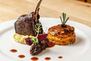 Saftiges Hirschrack mit Wirzgemüse und Kartoffelküchlein