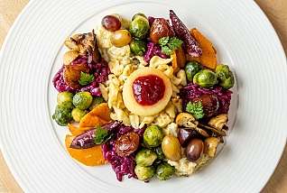 Ein Gericht mit köstllichen herbstlichen Gemüsen, Früchten, Marroni und Spätzli